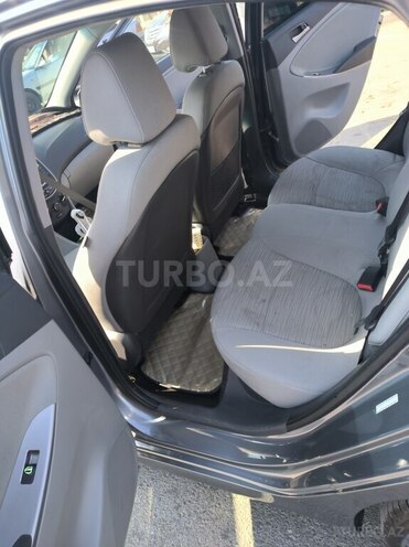 Hyundai Accent 2015, 16,093 km - 1.6 l - Ucar
