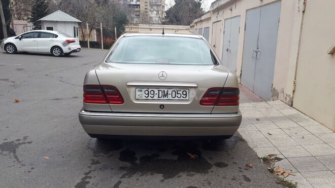 Mercedes E 240 1997, 230,000 km - 2.4 l - Bakı