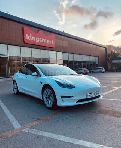 Tesla Model 3-1