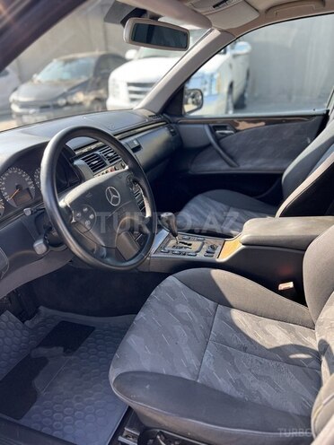 Mercedes E 240 1999, 257,000 km - 2.4 l - Bakı