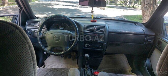 Opel Vectra 1995, 525,545 km - 2.0 l - Qax