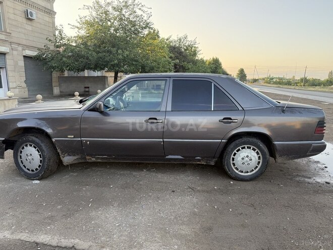 Mercedes E 200 d 1991, 200,000 km - 2.0 l - Qazax