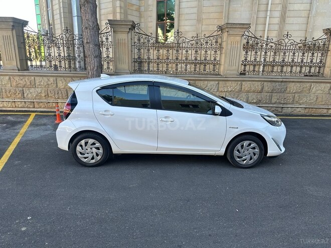 Toyota Aqua-7