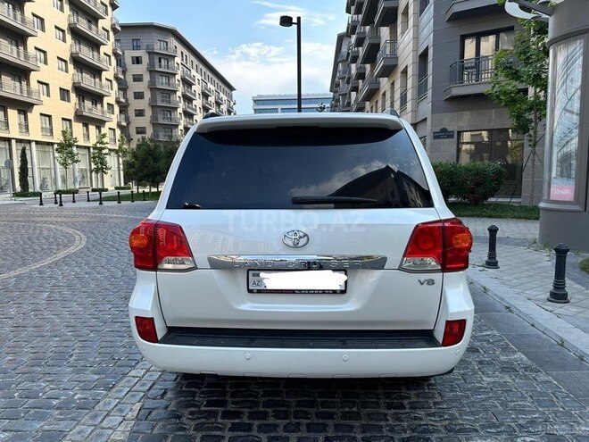 Toyota Land Cruiser-9