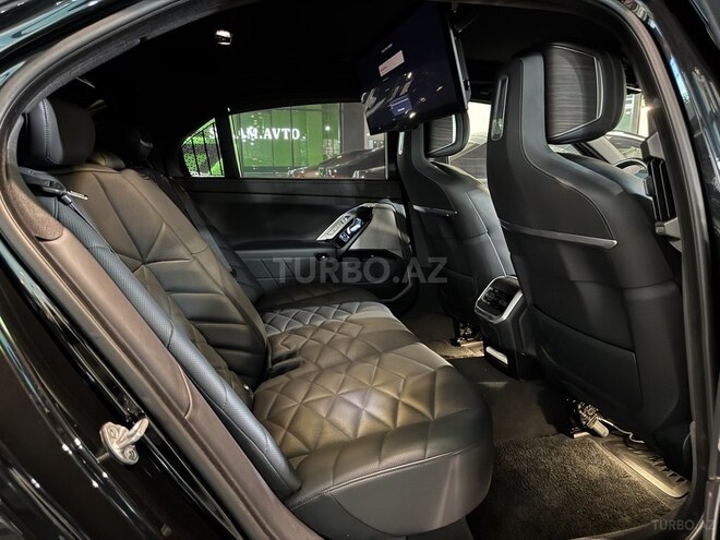 BMW i7-13