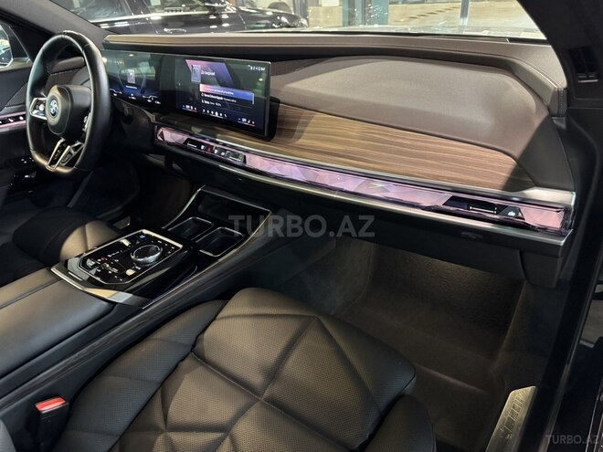 BMW i7-11