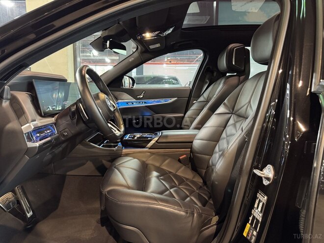 BMW i7-8