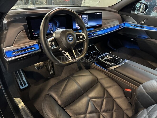 BMW i7-7