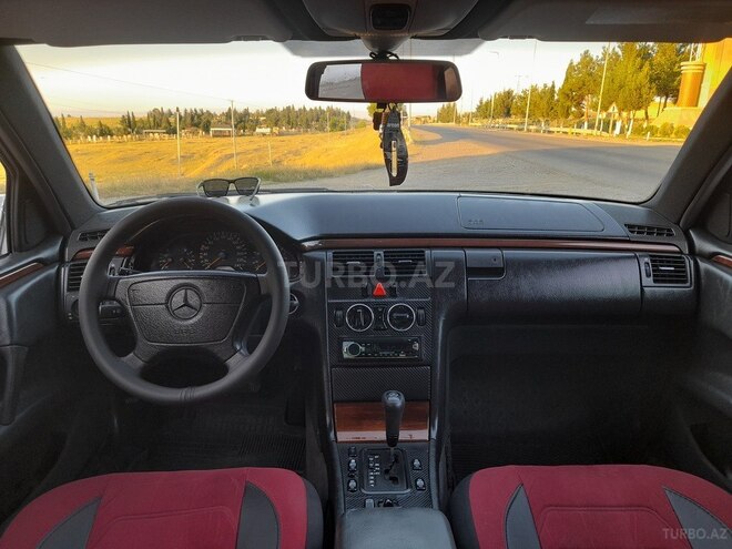 Mercedes E 240 1997, 375,326 km - 2.4 l - Qazax