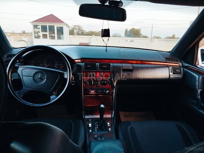 Mercedes E 300 1998, 125,545 km - 3.0 l - Bərdə
