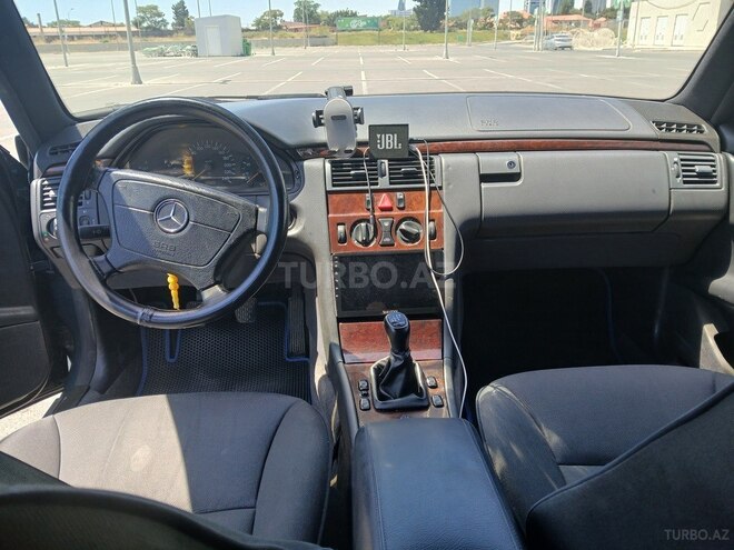 Mercedes E 200-3