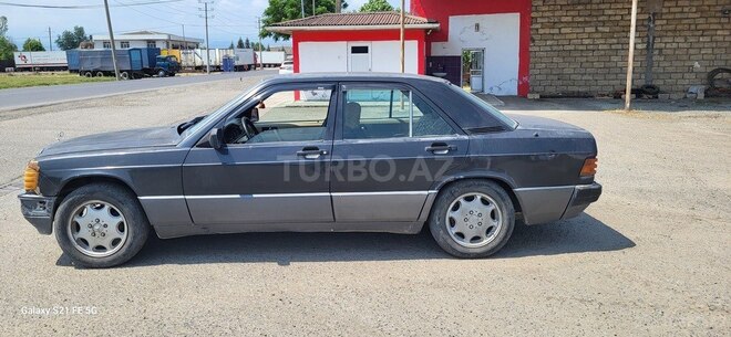 Mercedes 190 1992, 200,000 km - 2.0 l - Astara