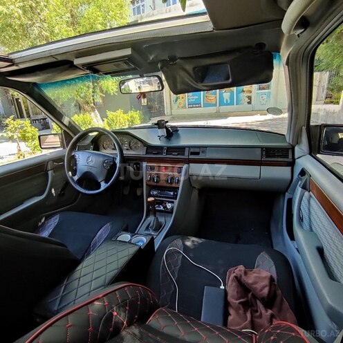 Mercedes E 200 1993, 300,111 km - 2.0 l - Yevlax