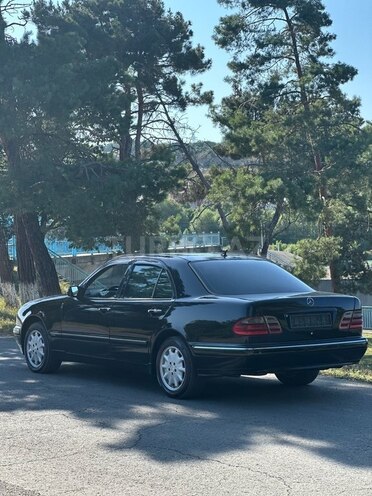 Mercedes E 270 2000, 561,880 km - 2.7 l - Quba