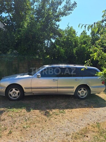 Mercedes E 240 1999, 300,000 km - 2.4 l - Saatlı