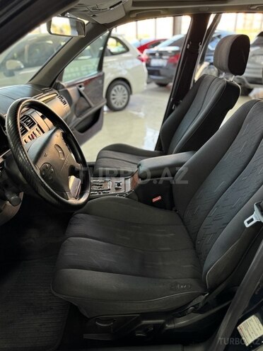 Mercedes E 220 d-11