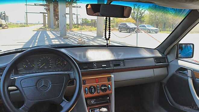 Mercedes E 220 1993, 677,000 km - 2.2 l - Sumqayıt