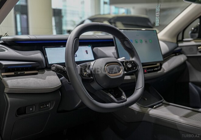 Lynk & Co 06-15