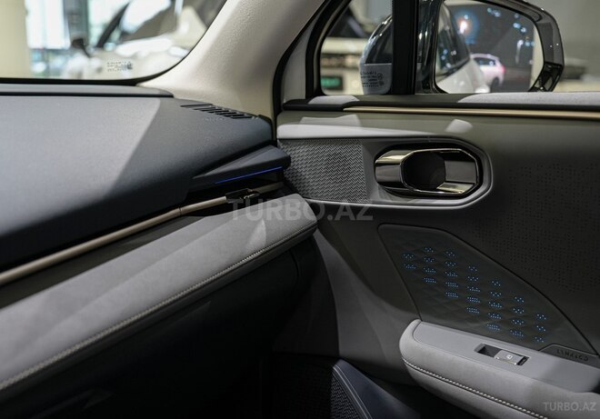 Lynk & Co 06-25