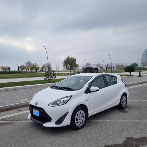 Toyota Aqua-5