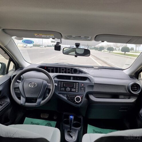 Toyota Aqua-12