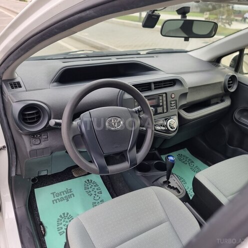 Toyota Aqua-8