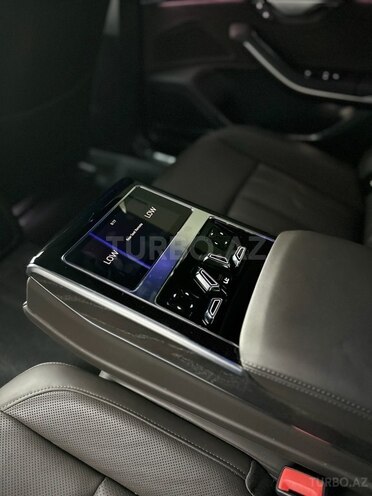 Audi A8-15