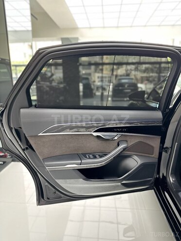 Audi A8-18