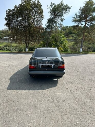 Mercedes E 200 1994, 465,680 km - 2.0 л - Quba