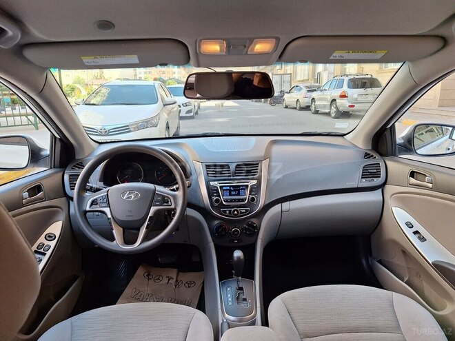 Hyundai Accent-11