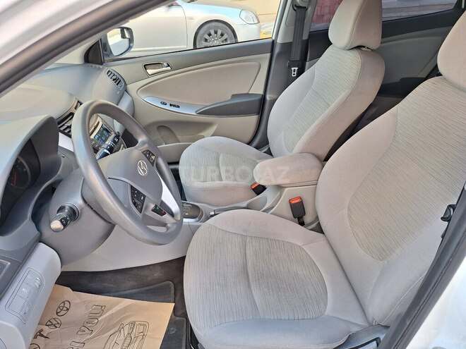 Hyundai Accent-12