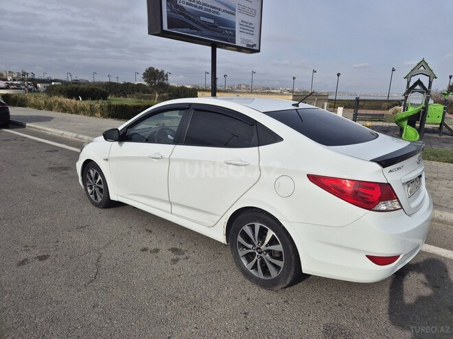 Hyundai Accent-4