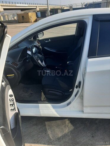 Hyundai Accent-12