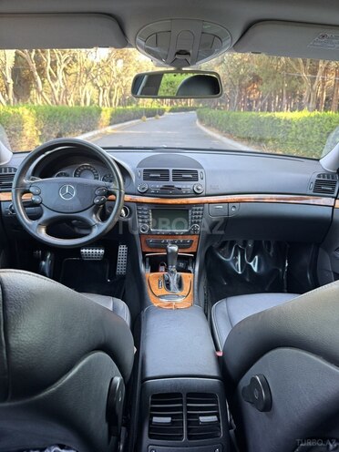 Mercedes E 280-11