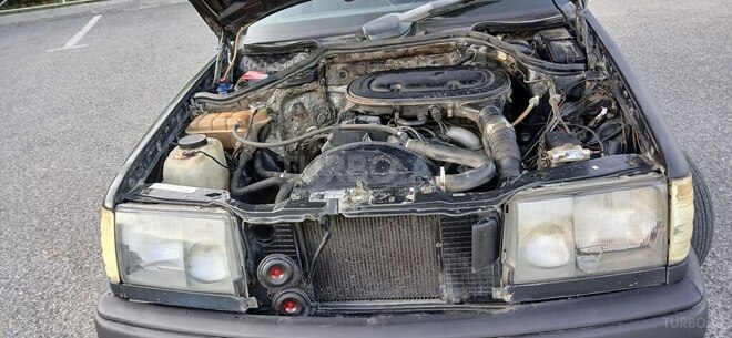 Mercedes E 230 1988, 255,000 km - 2.3 l - Şəki