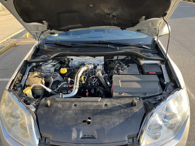 Renault Laguna-16
