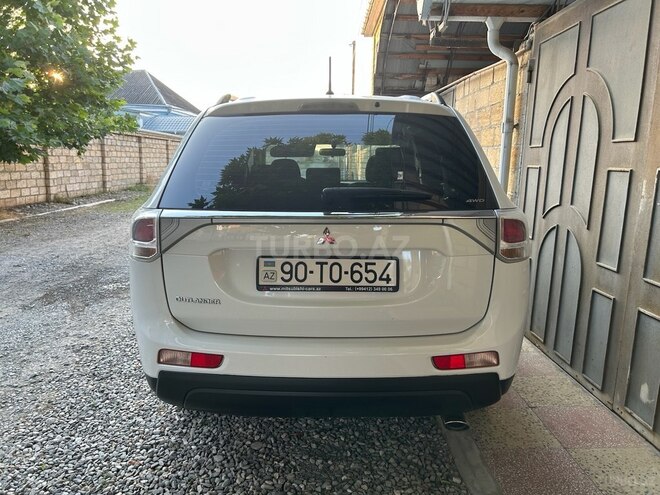 Mitsubishi Outlander 2015, 73,000 km - 2.4 л - Quba