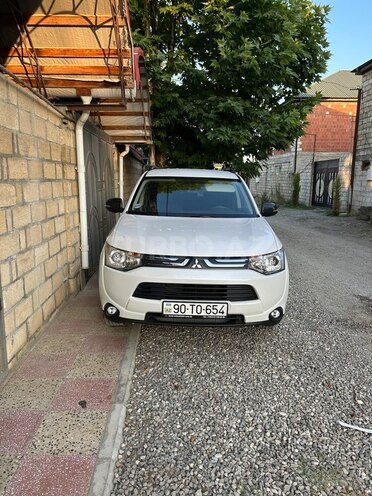 Mitsubishi Outlander 2015, 73,000 km - 2.4 л - Quba