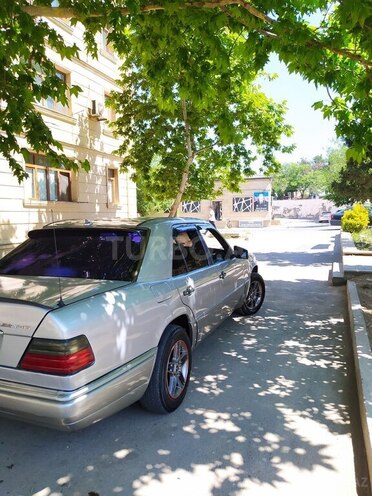 Mercedes E 220 1995, 62,500 km - 2.2 l - Naftalan