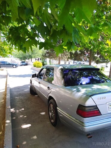 Mercedes E 220 1995, 62,500 km - 2.2 l - Naftalan