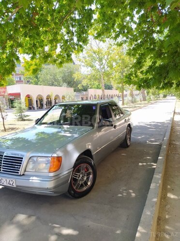 Mercedes E 220 1995, 62,500 km - 2.2 l - Naftalan
