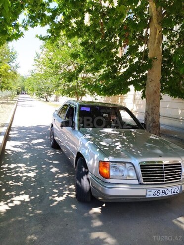 Mercedes E 220 1995, 62,500 km - 2.2 l - Naftalan