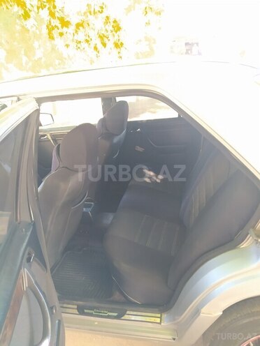 Mercedes E 220 1995, 62,500 km - 2.2 l - Naftalan