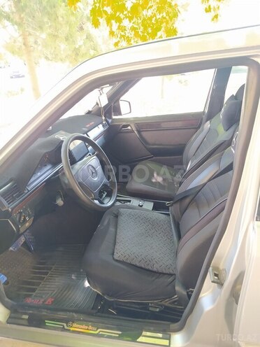Mercedes E 220 1995, 62,500 km - 2.2 l - Naftalan
