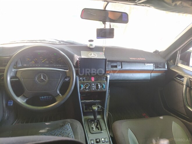 Mercedes E 220 1995, 62,500 km - 2.2 l - Naftalan