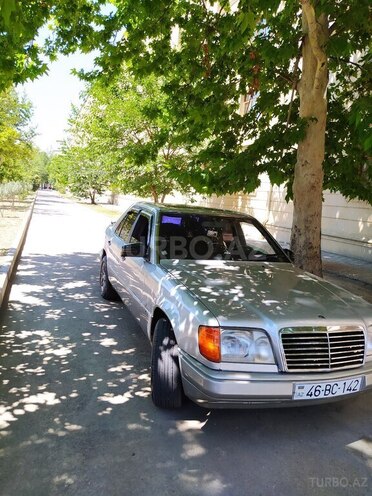 Mercedes E 220 1995, 62,500 km - 2.2 l - Naftalan
