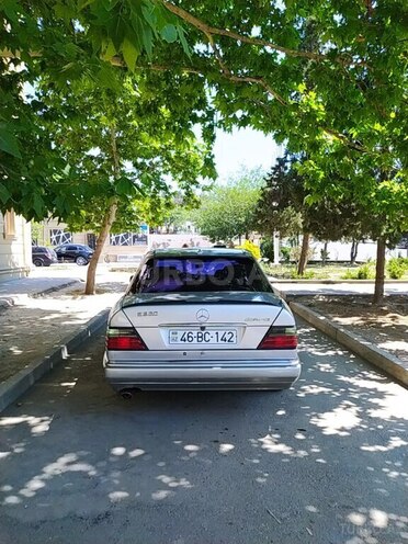 Mercedes E 220 1995, 62,500 km - 2.2 l - Naftalan