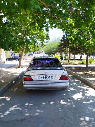 Mercedes E 220 1995, 62,500 km - 2.2 l - Naftalan
