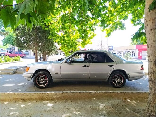 Mercedes E 220 1995, 62,500 km - 2.2 l - Naftalan