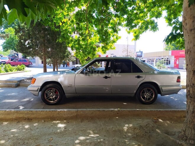 Mercedes E 220 1995, 62,500 km - 2.2 l - Naftalan